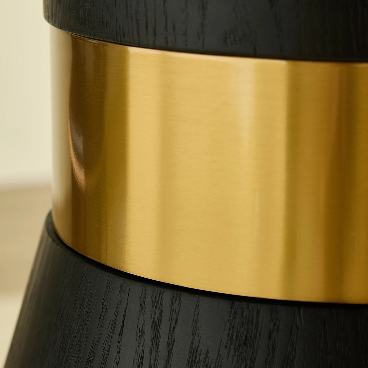 47.24" Round Dining Table – Black & Gold Pedestal, Glam